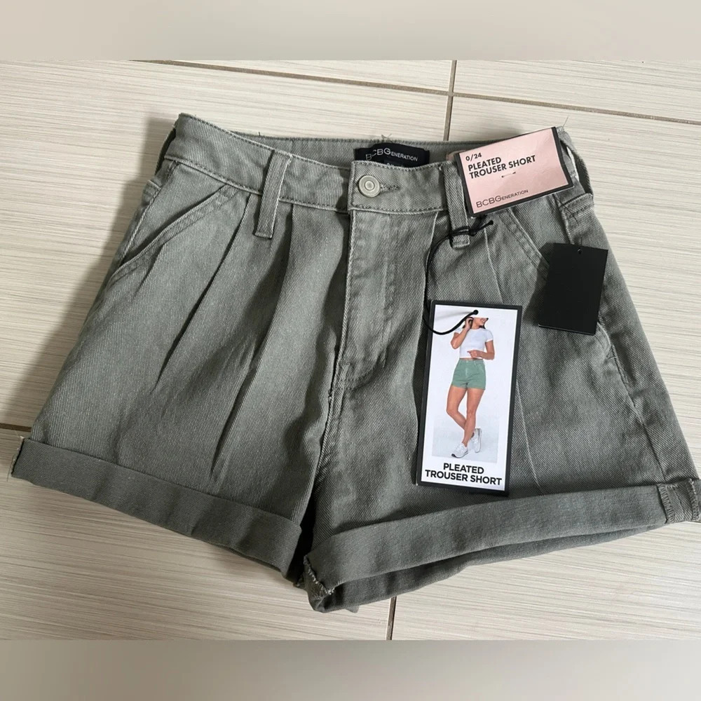 NWT BCBGeneration pleated trouser  shorts| size 24